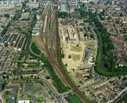 85188 Luchtfoto van het terrein van het afgebroken Academisch Ziekenhuis (Catharijnesingel 101) te Utrecht, uit het ...